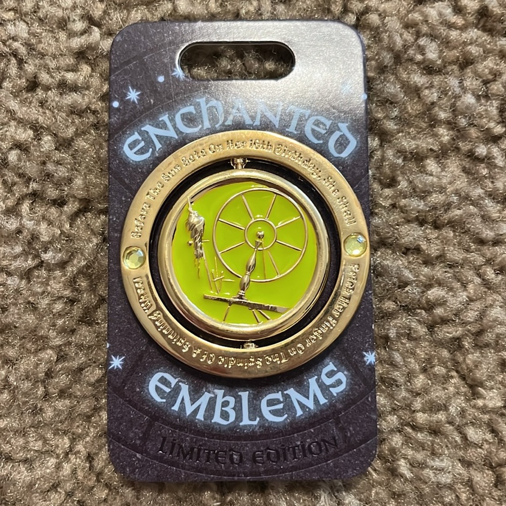 Disney LE Enchanted Emblems Pin Aurora Sleeping Beauty